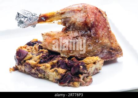 Backen Sie Geflügel Bein mit Füllung mit roten Bohnen serviert Stockfoto