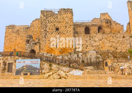 Burg Ajloun, Jordanien - 8. November 2022: Eintritt und Blick auf die Burg Ajloun, erbaut von den Ayyubids im 12. Jahrhundert, Naher Osten Stockfoto