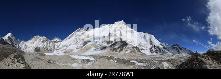 Panoramablick auf das Everest Base Camp und den Khumbu-Gletscher Stockfoto