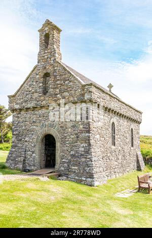 Die kleine Chapel of Our Lady and St Non (erbaut 1934) in St Non's Bay auf der Halbinsel St. David's im Pembrokeshire Coast National Park, Wales, Großbritannien Stockfoto