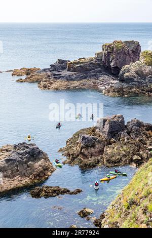 Kanufahrer machen eine Pause in der St Non's Bay auf der Halbinsel St. David's im Pembrokeshire Coast National Park, Wales, Großbritannien Stockfoto