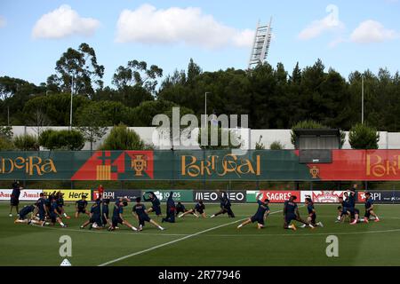 Oeiras, Portugal. 13. Juni 2023. Portugals Spieler nehmen am 13. Juni 2023 im Trainingslager Cidade do Futebol in Oeiras (Portugal) Teil, um sich auf das bevorstehende Qualifikationsspiel der UEFA Euro 2024 gegen Bosnien und Herzegowina vorzubereiten. (Kreditbild: © Pedro Fiuza/ZUMA Press Wire) NUR REDAKTIONELLE VERWENDUNG! Nicht für den kommerziellen GEBRAUCH! Stockfoto