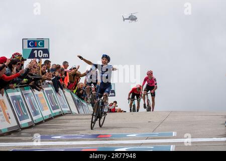 Mount Ventoux, Frankreich. 13. Juni 2023. Der junge französische Fahrer Lenny Martinez (Groupama-fdj-Team) gewinnt die Mont Ventoux Challenge 2023, indem er auf dem Gipfel des Mont Ventoux den Sieg erringt. Die Mont Ventoux Challenge 2023 ist ein eintägiges Rennen mit einer Entfernung von 1910 Metern. (Foto: Laurent Coust/SOPA Images/Sipa USA) Guthaben: SIPA USA/Alamy Live News Stockfoto