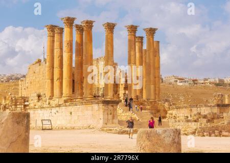 Jerash, Jordanien - 7. November 2022: Touristen in der Nähe des Artemistempels in der antiken römischen Stadt Gerasa, dem Pressetag Jarash Stockfoto