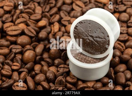 Espresso-Punkte auf Kaffeebohnen-Hintergrund Stockfoto