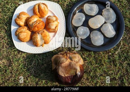 Ganzer Plamyra-Eisapfel mit geschälten und ungeschälten Früchten Stockfoto