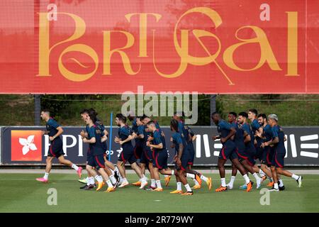 Oeiras, Portugal. 13. Juni 2023. Portugals Team nimmt am 13. Juni 2023 im Trainingslager Cidade do Futebol in Oeiras (Portugal) Teil, um sich auf das bevorstehende Qualifikationsspiel der UEFA Euro 2024 gegen Bosnien und Herzegowina vorzubereiten. (Kreditbild: © Pedro Fiuza/ZUMA Press Wire) NUR REDAKTIONELLE VERWENDUNG! Nicht für den kommerziellen GEBRAUCH! Stockfoto