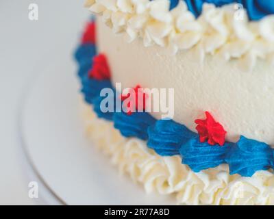 Weißer, blauer, roter, mattierter Gusskuchen, isoliert auf weißem Studiohintergrund. Farben der amerikanischen Flagge. Feier. Stockfoto