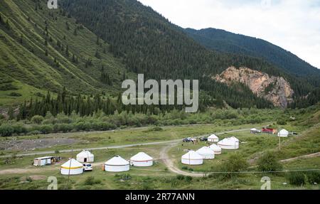 Kasachisch jubelt, weil er im Sommer in der Nähe der Berge lebt. Stockfoto