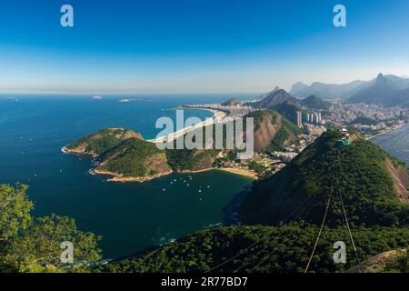 Berühmter Blick auf die Küste von Rio de Janeiro vom Zuckerhut Berg Stockfoto