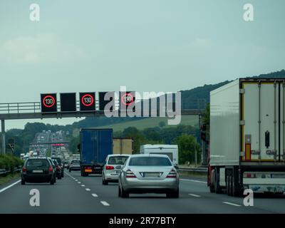 Auf den Autobahnen ist viel Verkehr. Europäische Autobahn. Stockfoto