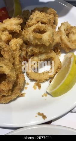 Gericht mit gebratenen Tintenfisch mit Zitrone Stockfoto