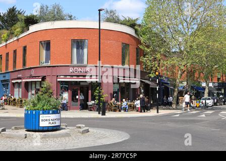 Cafés auf der Swains Lane von Boris Nemtsov Place, benannt nach dem russischen Dissidenten, der ermordet wurde, in Highgate, Nord London, Großbritannien Stockfoto