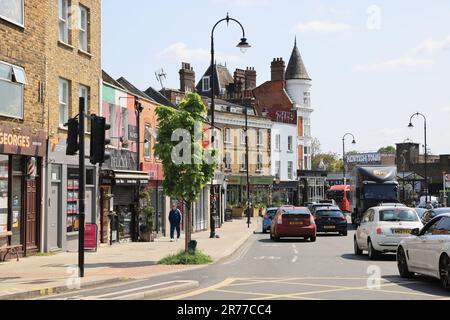 Cafés, Bars und Geschäfte auf der Kentish Town Road im Norden Londons, Großbritannien Stockfoto