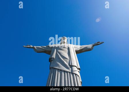 Rio de Janeiro, Brasilien - 25. Mai 2023: Christusstatue, das berühmte Wahrzeichen von Rio und Brasilien, vor klarem blauen Himmel. Stockfoto