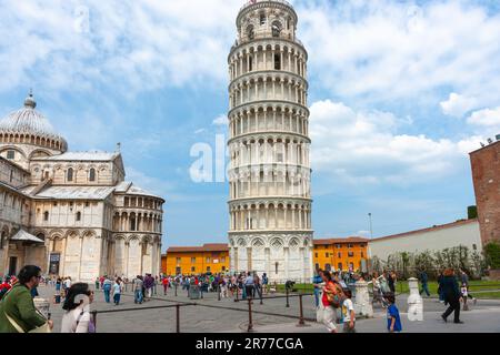 Pisa Italien - 24 2011. April; Leitartikel-Touristen auf Platz um den berühmten Schiefen Turm von Pisa neben der Kathedrale von Pisa. Stockfoto