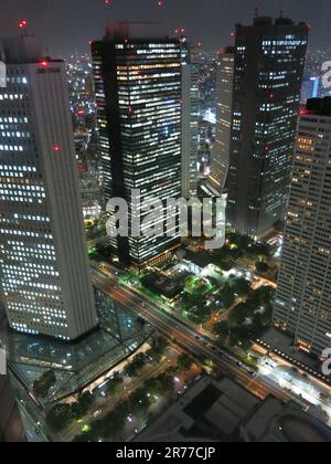Hohe Wolkenkratzer, beleuchtet bei Nacht; die Skyline von Tokio von der Aussichtsplattform des Metropolitan Government Building, Shinjuku. Stockfoto
