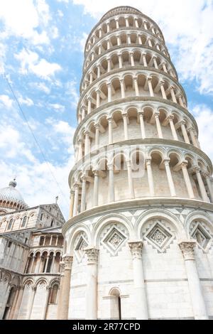 Pisa Italien - 24 2011. April; Leitartikel-Touristen auf Platz rund um den berühmten Schiefen Turm von Pisa Stockfoto