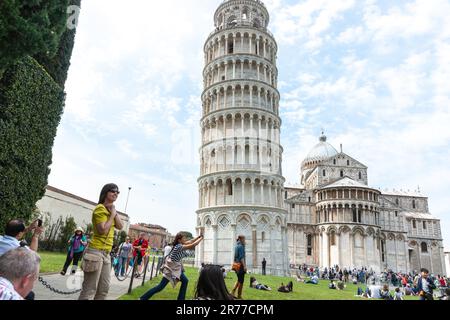 Pisa Italien - 24 2011. April; redaktionelle Touristen auf Platz rund um den berühmten Schiefen Turm von Pisa. Stockfoto