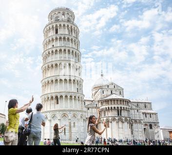 Pisa Italien - 24 2011. April; Leitartikel-Touristen auf Platz rund um den berühmten Schiefen Turm von Pisa Stockfoto