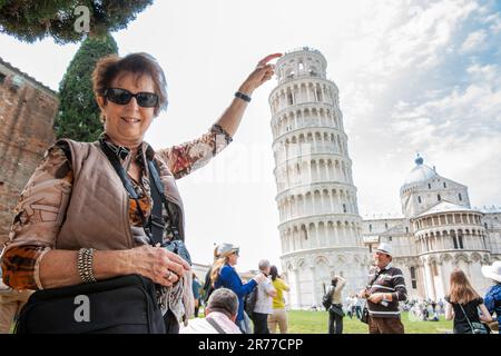Pisa Italien - 24 2011. April; redaktionelle Touristen auf Platz rund um den berühmten Schiefen Turm von Pisa. Stockfoto