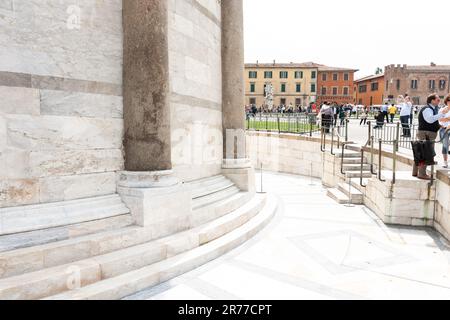 Pisa Italien - 23 2011. April; Touristen auf einem Platz am Fuße des berühmten Schiefen Turms von Pisa Stockfoto