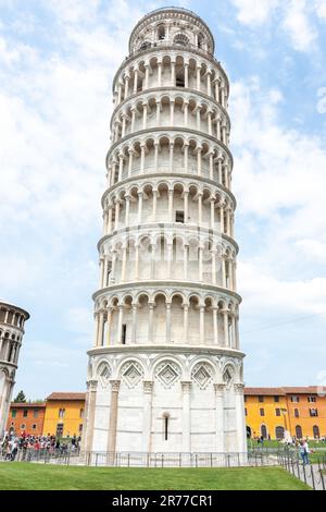 Pisa Italien - 24 2011. April; Redaktion-Touristen auf Platz rund um den berühmten Schiefen Turm von Pisa von unten hoch aufragend. Stockfoto