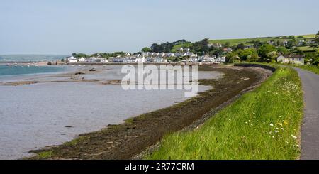 Die Sonne scheint auf das Dorf Instow und die stillgelegte Bideford Extension Railway, heute ein beliebiger Radweg, der den Tarka Trail und den Südwesten führt Stockfoto