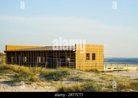 Neuer, unfertiger Rahmen für ein natürliches Holzcafe-Gebäude und Terrassenboden an der Ostsee Stockfoto