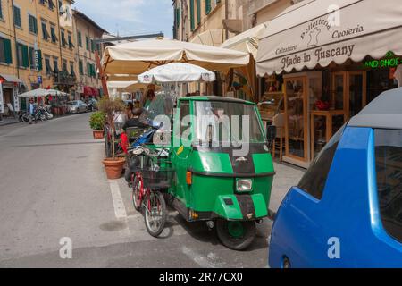 Pisa Italien - April 24 2011; Transport auf städtischen Straßen, gesäumt von Gebäuden in Pisa Stockfoto