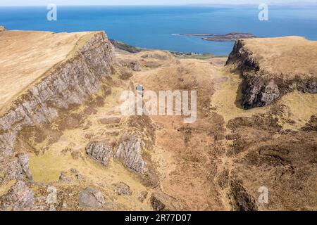 Luftaufnahme der Felsformationen von Quiraing, der Halbinsel Trotternish, der Isle of Skye, Schottland, Großbritannien Stockfoto