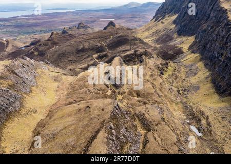 Luftaufnahme der Felsformationen von Quiraing, der Halbinsel Trotternish, der Isle of Skye, Schottland, Großbritannien Stockfoto