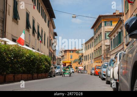 Pisa Italien - April 24 2011; Transport auf städtischen Straßen, gesäumt von Gebäuden in Pisa Stockfoto