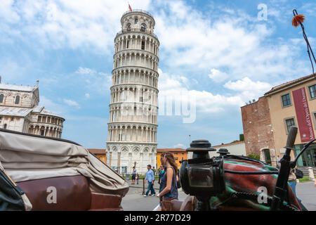Pisa Italien - 24 2011. April; Leitartikel-Touristen auf Platz rund um den berühmten Schiefen Turm von Pisa Stockfoto