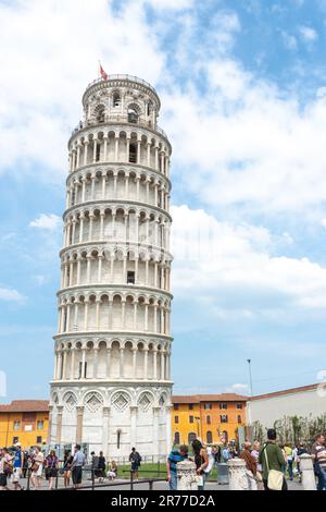 Pisa Italien - 24 2011. April; Editorial-Touristen auf Platz rund um den berühmten Schiefen Turm von Pisa in vertikaler Komposition. Stockfoto