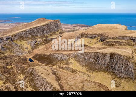 Luftaufnahme der Felsformationen von Quiraing, der Halbinsel Trotternish, der Isle of Skye, Schottland, Großbritannien Stockfoto