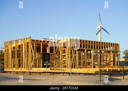 Neuer, unfertiger Rahmen für ein natürliches Holzcafe-Gebäude und Terrassenboden an der Ostsee, blauer Himmel im Hintergrund Stockfoto