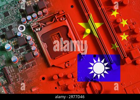 Florenz, Juni 2023: Flagge Taiwans und der Republik China auf einer rot lackierten PC-Hauptplatine. Konzept der Vorherrschaft im globalen Mikrochip- und Halbleiter-ma Stockfoto