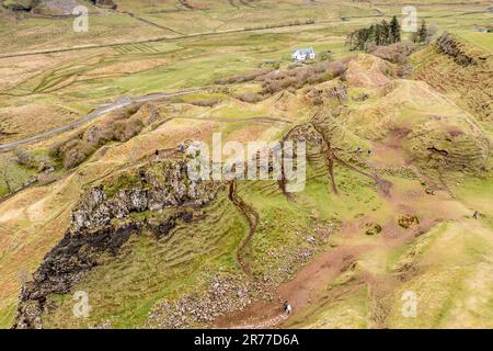 Blick aus der Vogelperspektive auf das Schloss Ewen, eine Felsformation, die wie ein Schloss aussieht, Fairy Glen, Isle of Skye, Schottland, Großbritannien Stockfoto