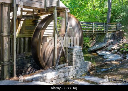 Die Stone Mountain Park Gristmill in Atlanta, Georgia, bietet ein überdrehtes Wasserrad. (USA) Stockfoto