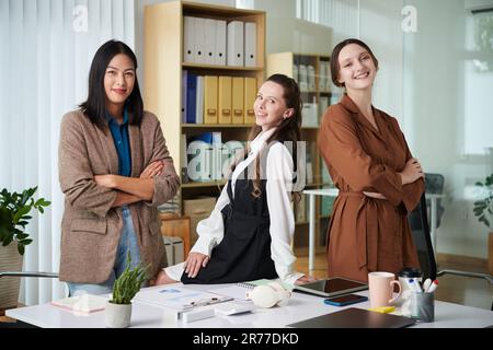 Portrait eines erfolgreichen Business-Teams von Frauen, die im Büro vor der Kamera lächeln Stockfoto