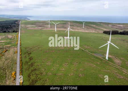 Drohnen-Hügel-Windfarm westlich von St. Abbs, schottische Ostküste, Luftaufnahme, Schottland, Großbritannien Stockfoto