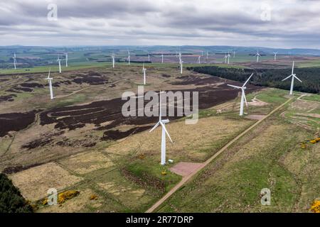 Drohnen-Hügel-Windfarm westlich von St. Abbs, schottische Ostküste, Luftaufnahme, Schottland, Großbritannien Stockfoto