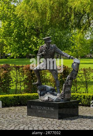 Oswestry, Shropshire - 12. Mai 2023: Wilfred Owen-Statue im CAE Glas Park in der Marktstadt Oswestry Stockfoto