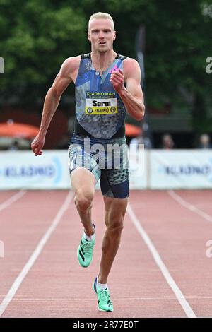 Kladno, Tschechische Republik. 13. Juni 2023. Der tschechische Sportler Patrik SORM tritt am 13. Juni 2023 in Kladno in der Tschechischen Republik auf einem 200-Meter-Lauf während der Kladno-Würfe, dem internationalen Leichtathletiktreffen, an. Kredit: Michal Kamaryt/CTK Photo/Alamy Live News Stockfoto