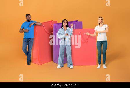 Aufregende multikulturelle Millennials-Shopaholics, die den Season Sales feiern, Collage Stockfoto