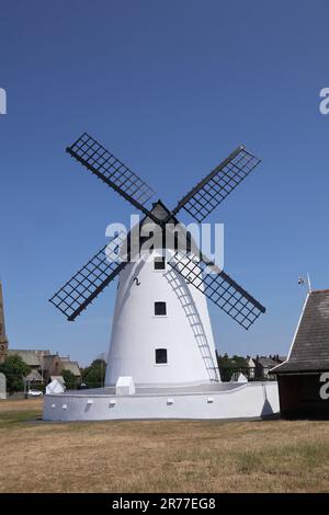 Lytham St. Annes. Lancashire, Großbritannien, 13. Juni 2023 Lytham Windmill liegt auf Lytham Green in der Küstenstadt Lytham St Annes. Er wurde zum Mahlen von Getreide für die Brotherstellung usw. verwendet Es wurde um 1805 gebaut, nachdem Richard Cookson das Grundstück gepachtet hatte. Die Segel wurden 2022 unter der Leitung des Mühlenrichters Joe Gillett ©GED Noonan/Alamy ersetzt Stockfoto