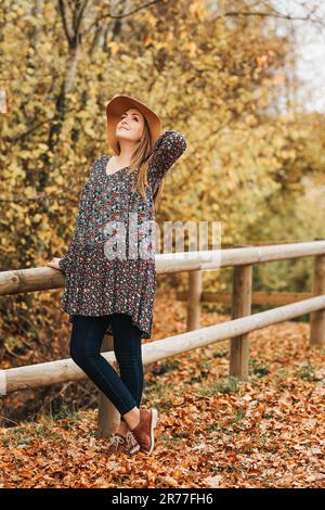 Außenporträt einer wunderschönen Frau, die an einem schönen warmen Tag den Herbstwald genießt Stockfoto