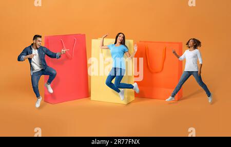 Aufregende multikulturelle Millennials feiern Black-friday-Verkäufe, Collage Stockfoto