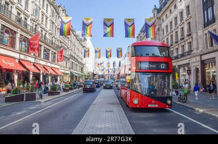 Pride Flags schmücken die Regent Street im Zentrum von London für den Pride Month. Stockfoto